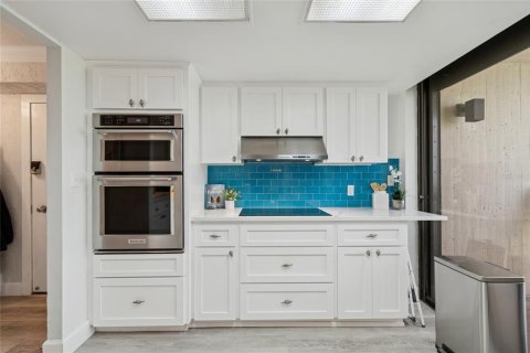 Condo in Treasure Island, Florida, 2 bedrooms  № 2200006 - photo 22