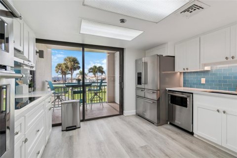 Condo in Treasure Island, Florida, 2 bedrooms  № 2200006 - photo 18