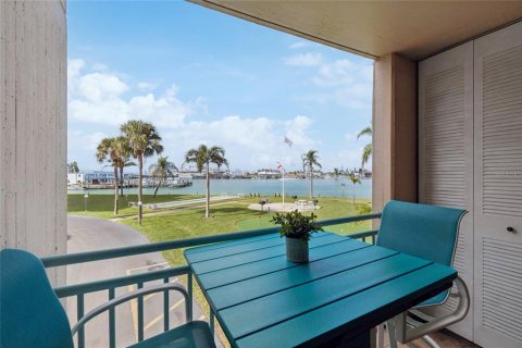 Condo in Treasure Island, Florida, 2 bedrooms  № 2200006 - photo 23