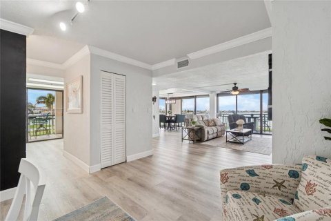 Condo in Treasure Island, Florida, 2 bedrooms  № 2200006 - photo 11