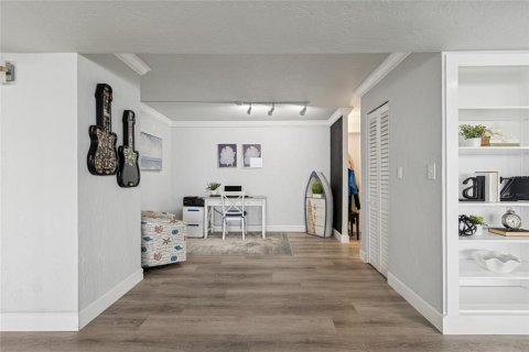 Condo in Treasure Island, Florida, 2 bedrooms  № 2200006 - photo 10