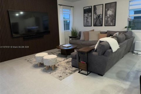 Снять в аренду виллу или дом в Хомстед, Флорида 3 спальни, 274.34м2, № 1928994 - фото 7