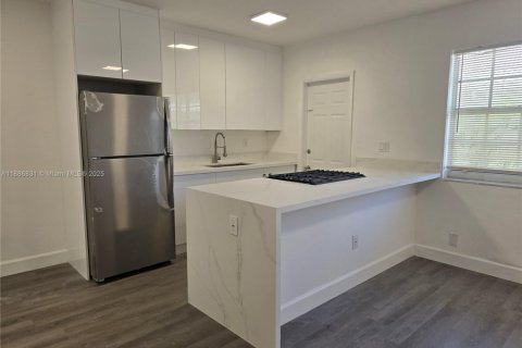 Apartamento en alquiler en Miami Beach, Florida, 1 dormitorio, 60.01 m2 № 1933521 - foto 1