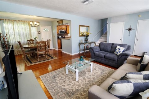 House in North Miami, Florida 3 bedrooms, 123.75 sq.m. № 1942183 - photo 5