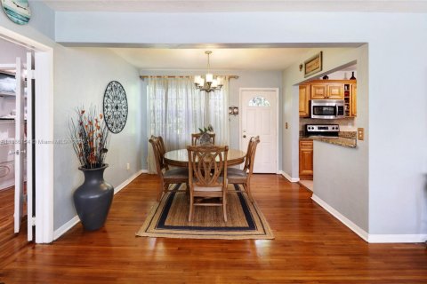 House in North Miami, Florida 3 bedrooms, 123.75 sq.m. № 1942183 - photo 8