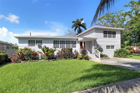 House in North Miami, Florida 3 bedrooms, 123.75 sq.m. № 1942183 - photo 1