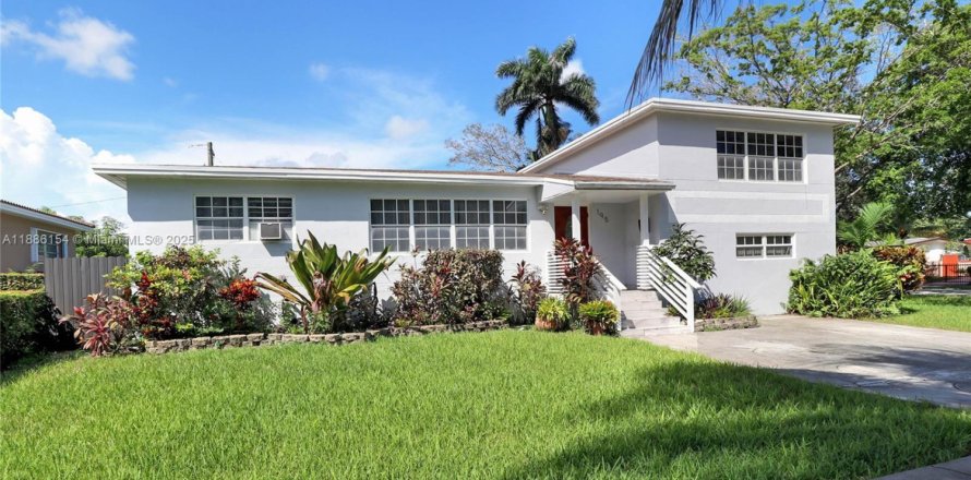 House in North Miami, Florida 3 bedrooms, 123.75 sq.m. № 1942183