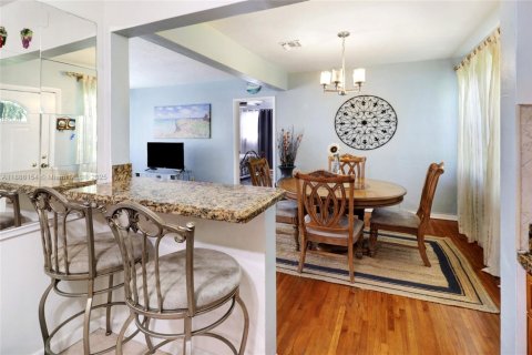 House in North Miami, Florida 3 bedrooms, 123.75 sq.m. № 1942183 - photo 14