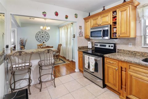 House in North Miami, Florida 3 bedrooms, 123.75 sq.m. № 1942183 - photo 13
