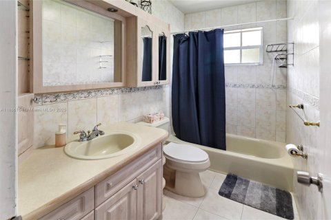 House in North Miami, Florida 3 bedrooms, 123.75 sq.m. № 1942183 - photo 30