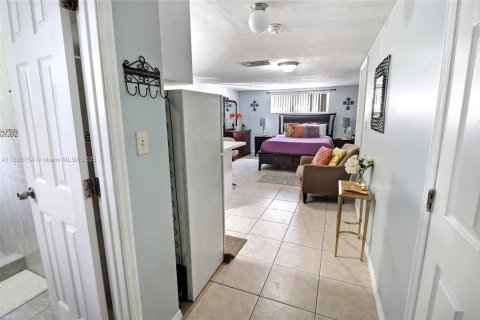House in North Miami, Florida 3 bedrooms, 123.75 sq.m. № 1942183 - photo 21