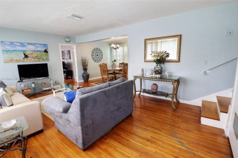 Casa en venta en North Miami, Florida, 3 dormitorios, 123.75 m2 № 1942183 - foto 6