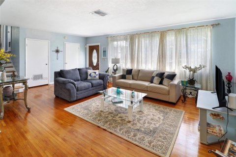 House in North Miami, Florida 3 bedrooms, 123.75 sq.m. № 1942183 - photo 3