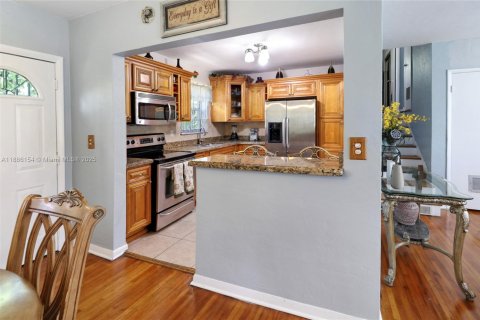 House in North Miami, Florida 3 bedrooms, 123.75 sq.m. № 1942183 - photo 10