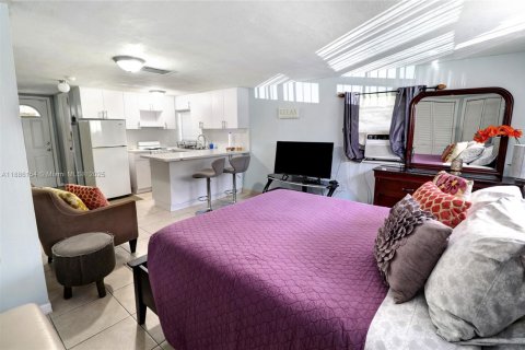 House in North Miami, Florida 3 bedrooms, 123.75 sq.m. № 1942183 - photo 23
