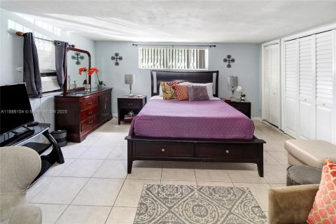House in North Miami, Florida 3 bedrooms, 123.75 sq.m. № 1942183 - photo 24