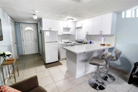 House in North Miami, Florida 3 bedrooms, 123.75 sq.m. № 1942183 - photo 15