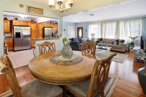 House in North Miami, Florida 3 bedrooms, 123.75 sq.m. № 1942183 - photo 9