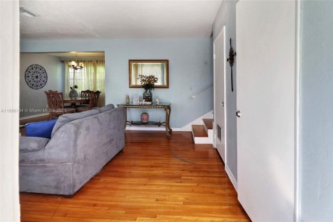House in North Miami, Florida 3 bedrooms, 123.75 sq.m. № 1942183 - photo 7