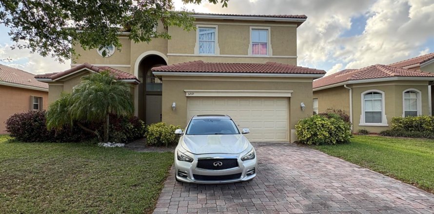 House in St. Lucie, Florida 4 bedrooms, 213.49 sq.m. № 2254337