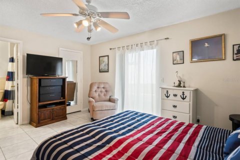 Condo in New Port Richey, Florida, 1 bedroom  № 1907605 - photo 17