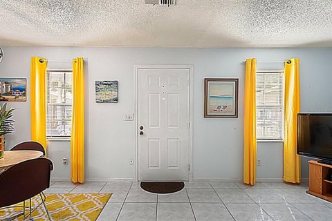 Condo in New Port Richey, Florida, 1 bedroom  № 1907605 - photo 5