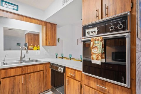 Condo in New Port Richey, Florida, 1 bedroom  № 1907605 - photo 11