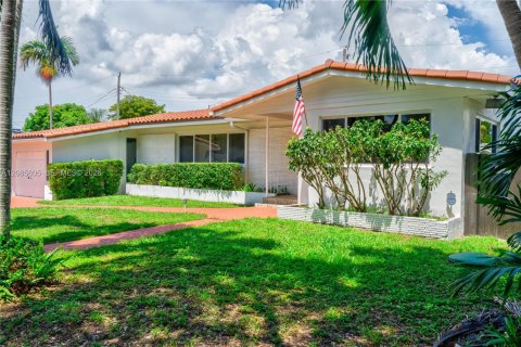 Casa en North Miami Beach, Florida 3 dormitorios, 156.82 m2 № 2357206