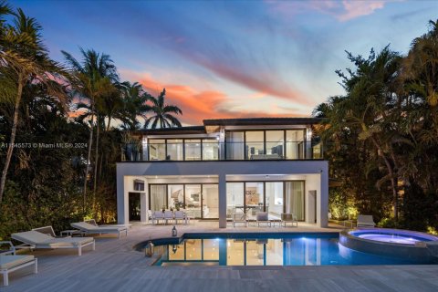 House in Miami Beach, Florida 8 bedrooms, 539.2 sq.m. № 1867769 - photo 1