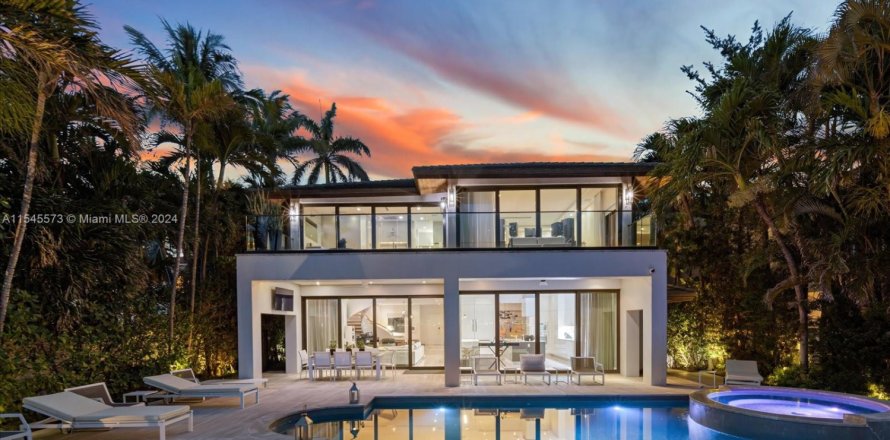 House in Miami Beach, Florida 8 bedrooms, 539.2 sq.m. № 1867769