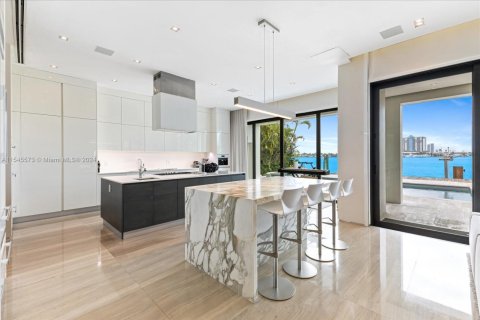 House in Miami Beach, Florida 8 bedrooms, 539.2 sq.m. № 1867769 - photo 16