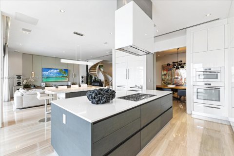House in Miami Beach, Florida 8 bedrooms, 539.2 sq.m. № 1867769 - photo 15