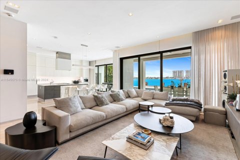 House in Miami Beach, Florida 8 bedrooms, 539.2 sq.m. № 1867769 - photo 11