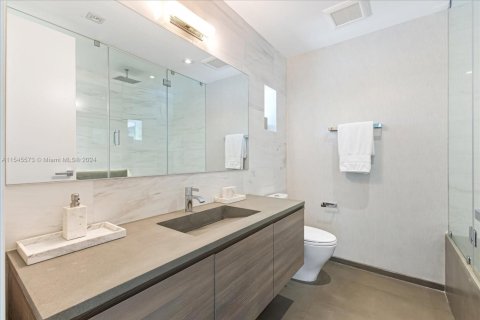 House in Miami Beach, Florida 8 bedrooms, 539.2 sq.m. № 1867769 - photo 26