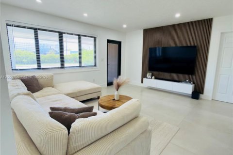 Casa en venta en Fort Lauderdale, Florida, 4 dormitorios, 175.49 m2 № 2074295 - foto 3