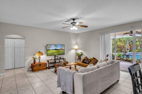 House in Weston, Florida 5 bedrooms, 259.48 sq.m. № 2023549 - photo 18