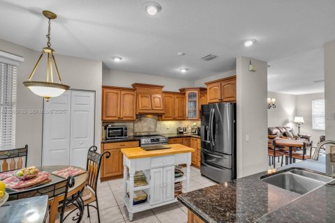 House in Weston, Florida 5 bedrooms, 259.48 sq.m. № 2023549 - photo 24