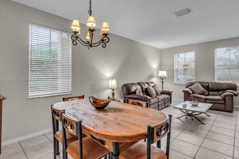 House in Weston, Florida 5 bedrooms, 259.48 sq.m. № 2023549 - photo 14