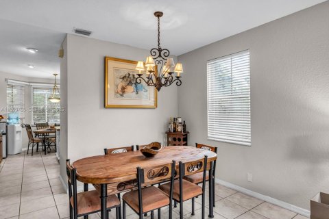 House in Weston, Florida 5 bedrooms, 259.48 sq.m. № 2023549 - photo 15