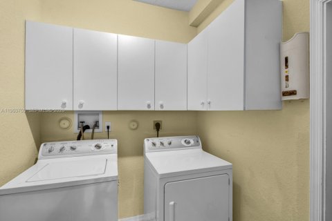 House in Weston, Florida 5 bedrooms, 259.48 sq.m. № 2023549 - photo 27