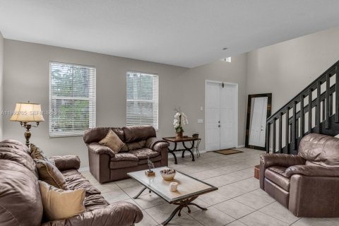 House in Weston, Florida 5 bedrooms, 259.48 sq.m. № 2023549 - photo 11