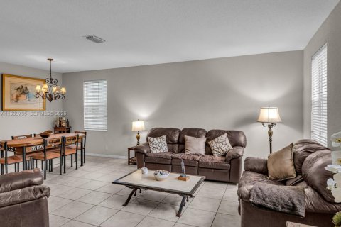 House in Weston, Florida 5 bedrooms, 259.48 sq.m. № 2023549 - photo 13