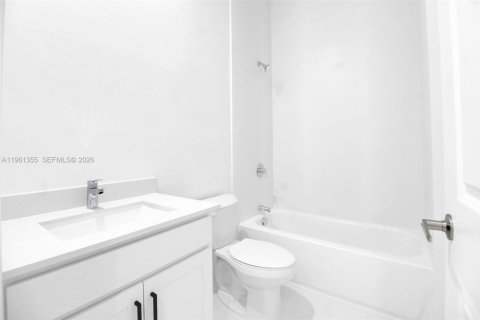 House in Cutler Bay, Florida 5 bedrooms, 224.82 sq.m. № 2023914 - photo 16