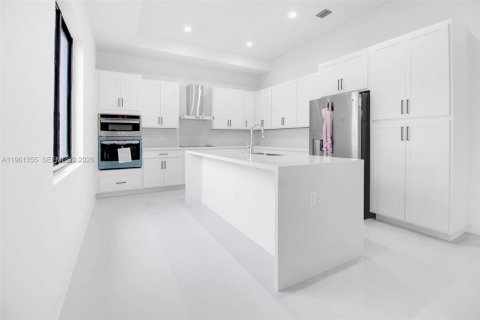 House in Cutler Bay, Florida 5 bedrooms, 224.82 sq.m. № 2023914 - photo 9