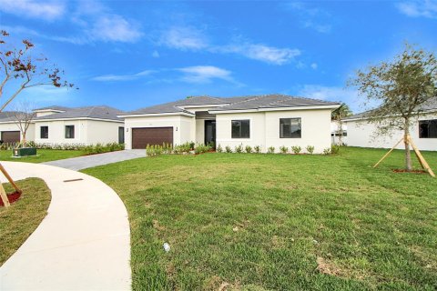 House in Cutler Bay, Florida 5 bedrooms, 224.82 sq.m. № 2023914 - photo 2