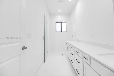 House in Cutler Bay, Florida 5 bedrooms, 224.82 sq.m. № 2023914 - photo 12