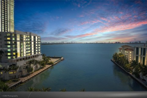 Condo in Miami, Florida, 2 bedrooms  № 1705860 - photo 11