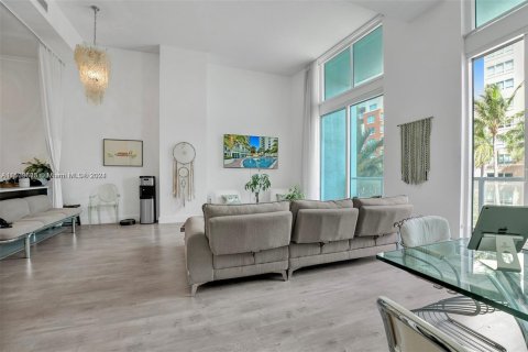 Condo in Miami, Florida, 1 bedroom  № 1961892 - photo 11