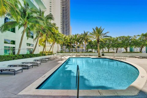 Condo in Miami, Florida, 1 bedroom  № 1961892 - photo 25