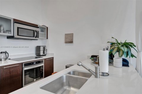 Condo in Miami, Florida, 1 bedroom  № 1961892 - photo 7